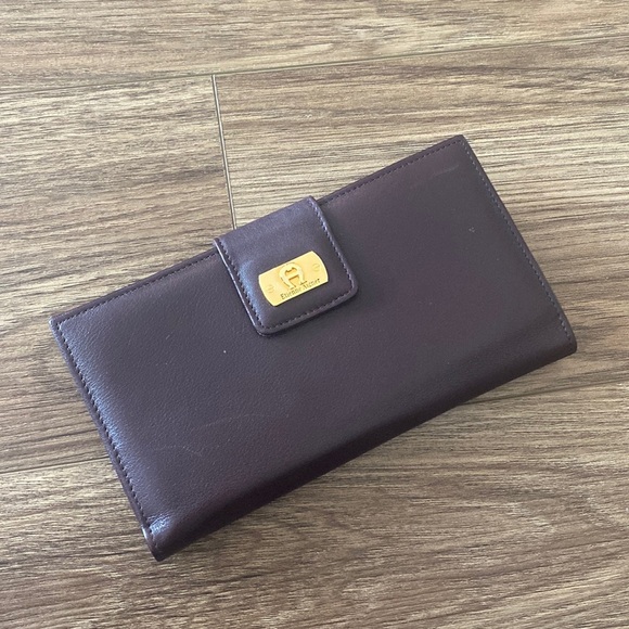 Vintage Etienne Aigner brown leather wallet. Lovely Classic quiet luxury preppy - Picture 1 of 10